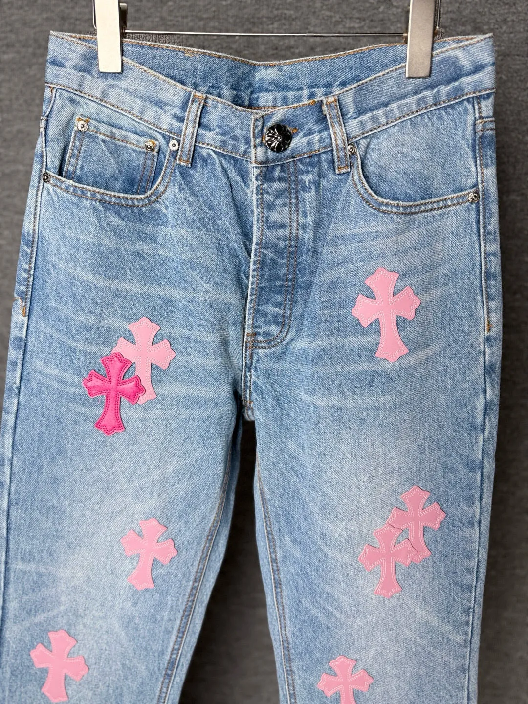 P270 💰 (Top version) Chrome Hearts 25FW CH Blue Pants Pink Leather Cross Bamboo Jeans. It adopts patchwork elements, mostly in the shape of a cross, with glitter on the leather surface. Unique design, simple and elegant details, exquisite workmanship, neat lines of the entire trousers, and perfect details! It’s so cool. It’s a genderless trend that both men and women can easily control. Look for the correct version. Color: blue pants and pink leather. Size: 28-30-32-34-36 (corresponds to S-M-L-XL-XXL)